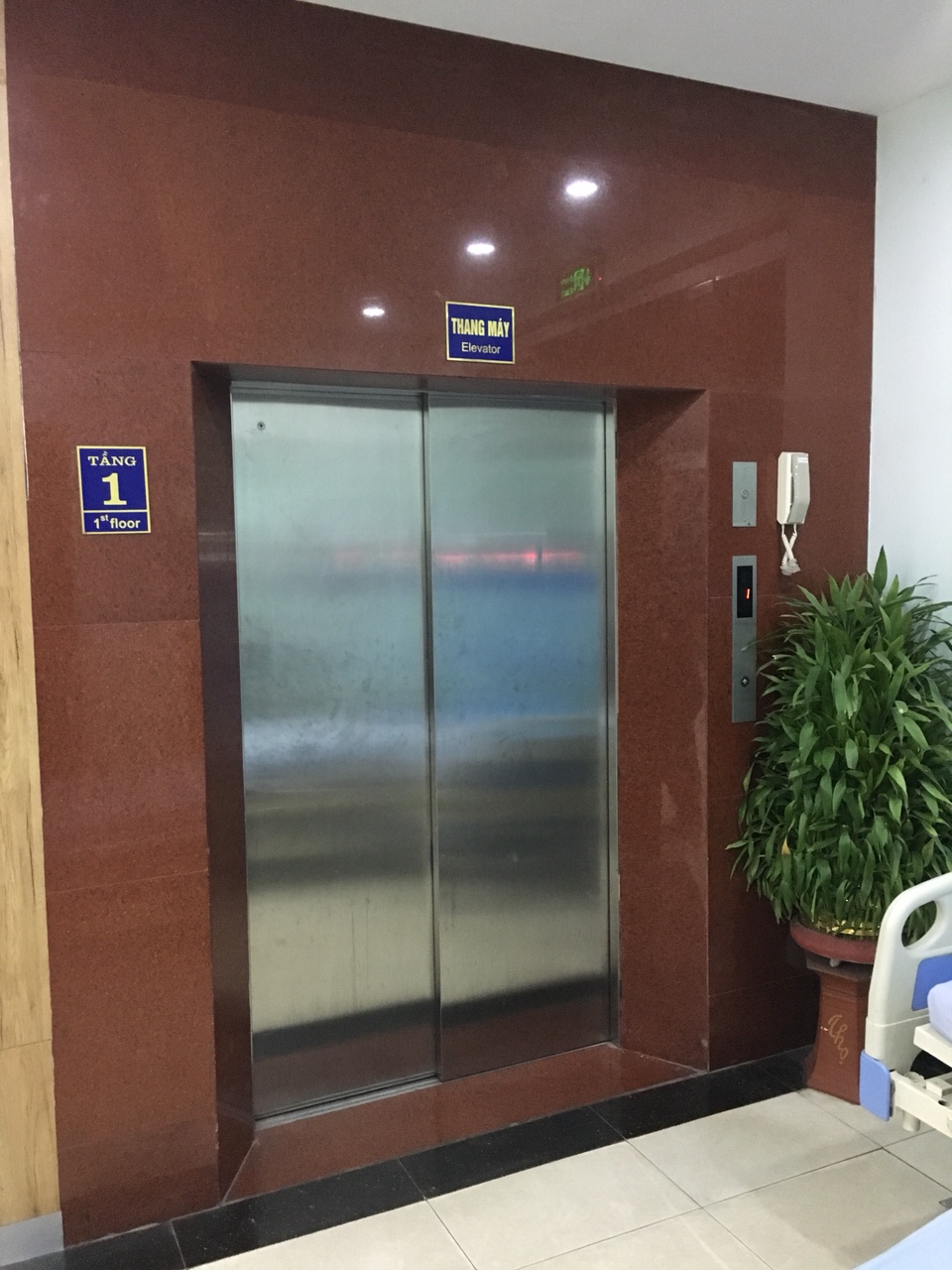 Thang máy bệnh viện 08